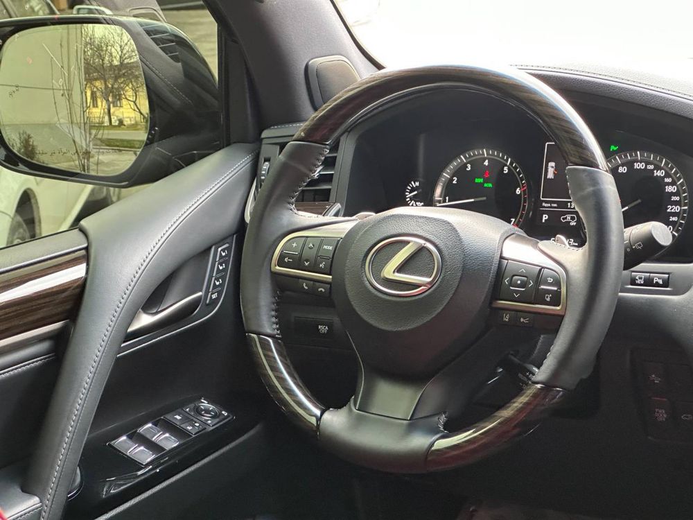 Пролаётся: Lexus LX 570