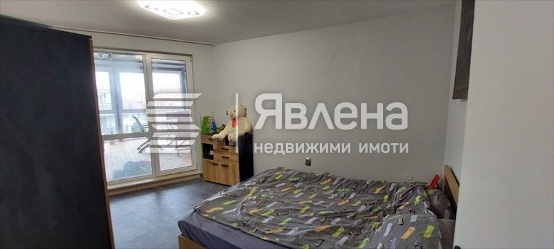 Просторен 2-стаен апартамент с голяма остъклена тераса