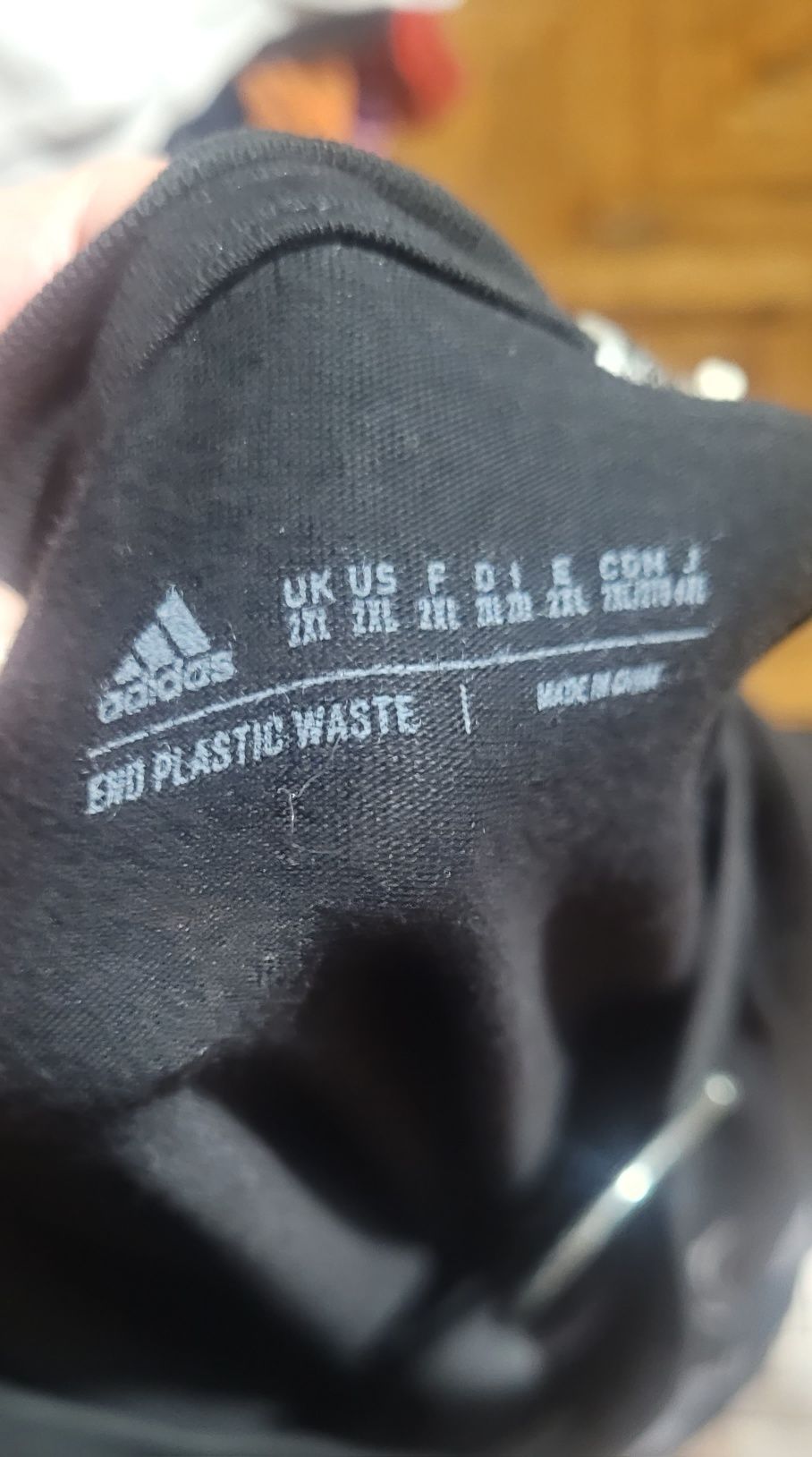 Tricou adidas nou culoare negru cu etichetă.