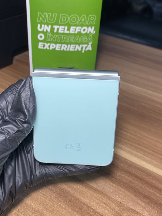 Samsung Galaxy Z Flip6 • 256 GB • Mint