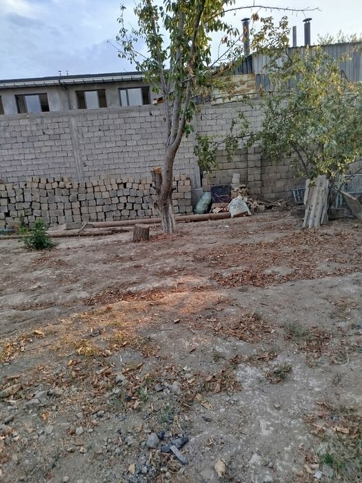 Yer sotiladi. 2 sotx Zangiota tumani Nazarbek Harakat mahalla  srochna