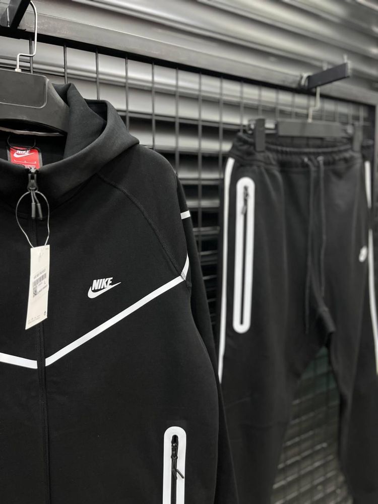 Nike Tech Fleece reflective