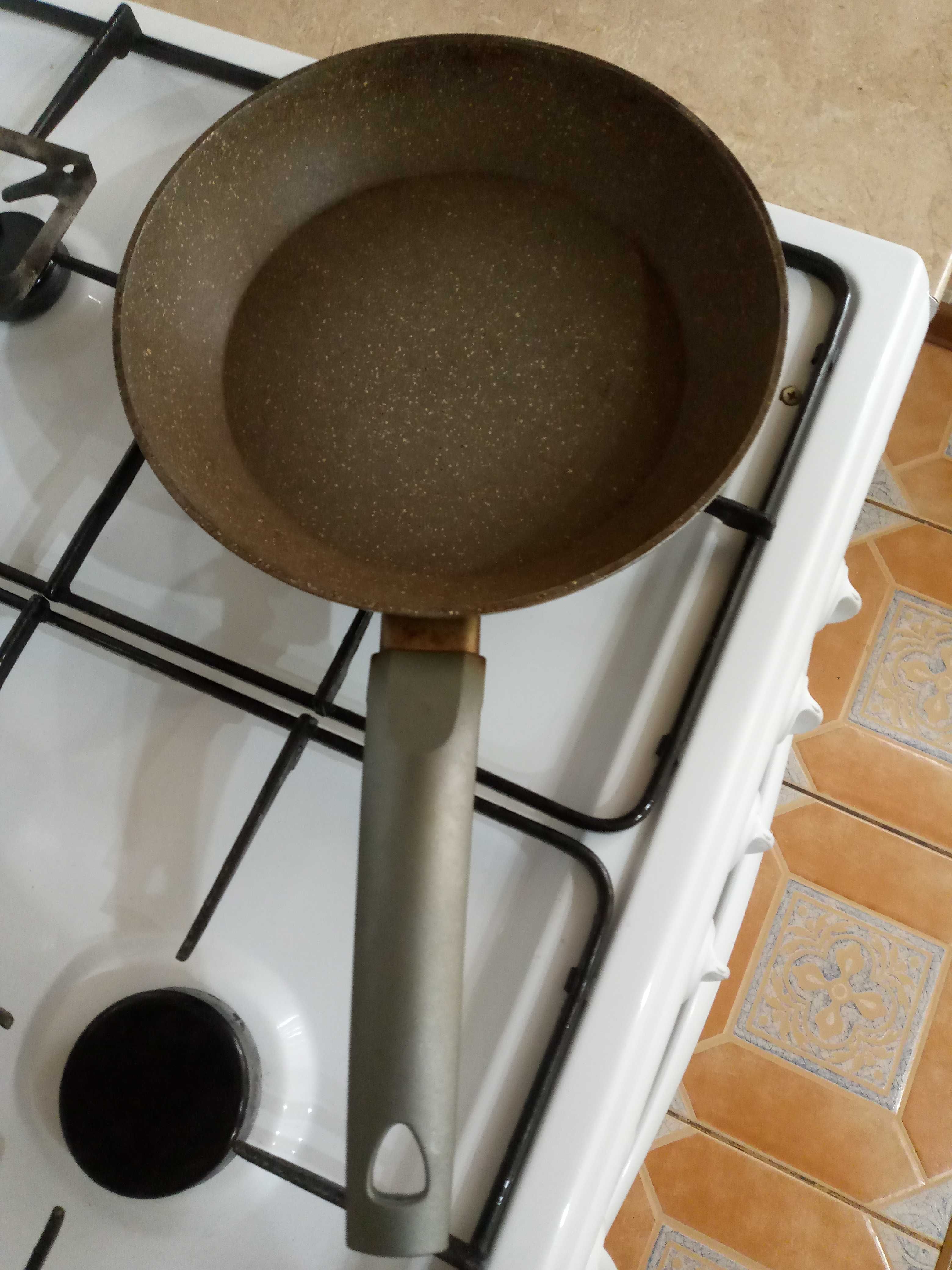 Cковородка антипригарная с покрытием гранит размер 24 см+посуда