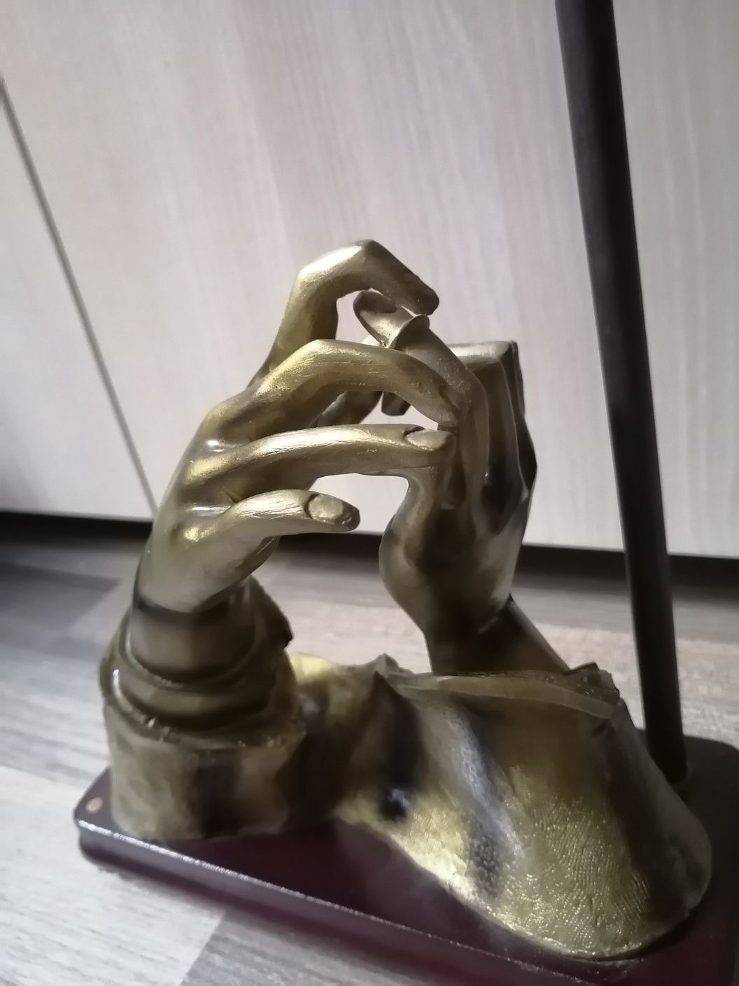 Lampă cu model decorativ mâini
