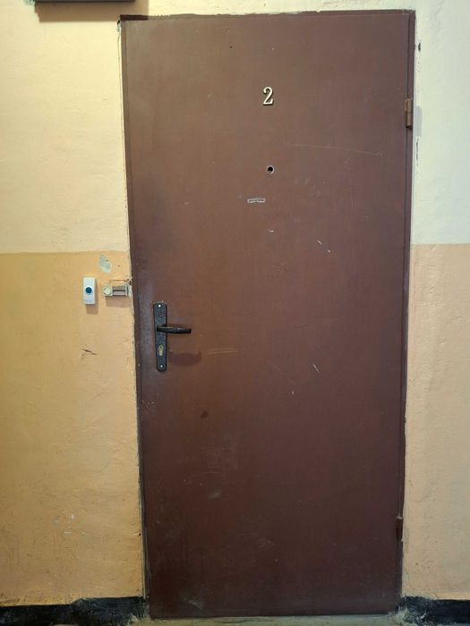 Продавам входна метална врата