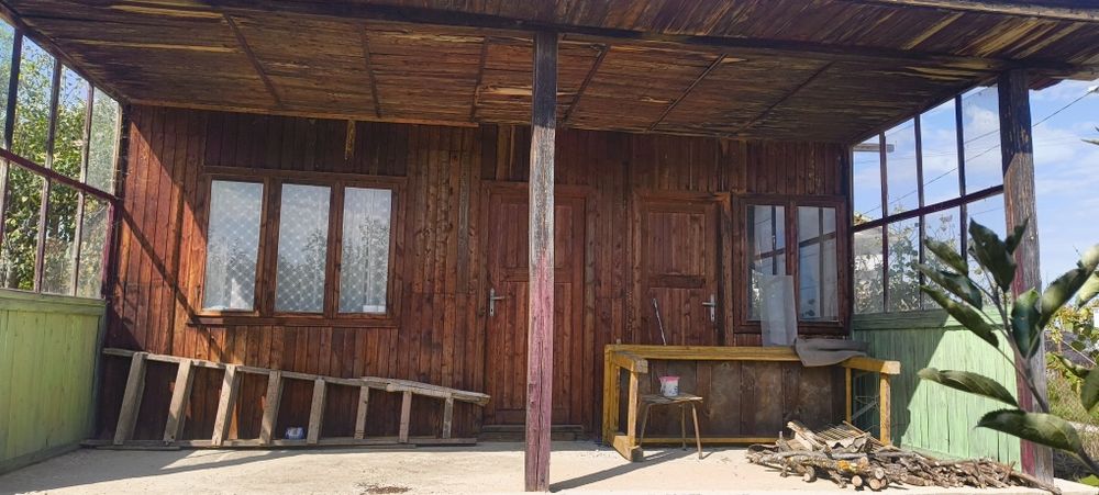 Продавам селски имот,парцел 960 м2,с .Кривини