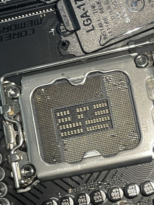 Placa de bază Intel cu pinii indoiti
