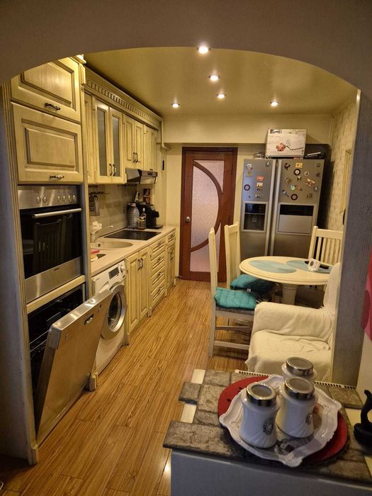 Inchiriez apartament 3 camere 2 bai et.1  si loc de  parcare.