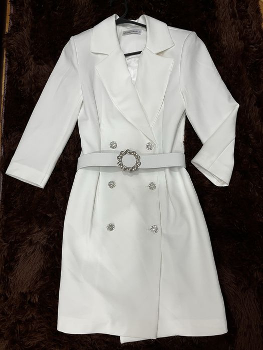 Бяла рокля тип сако