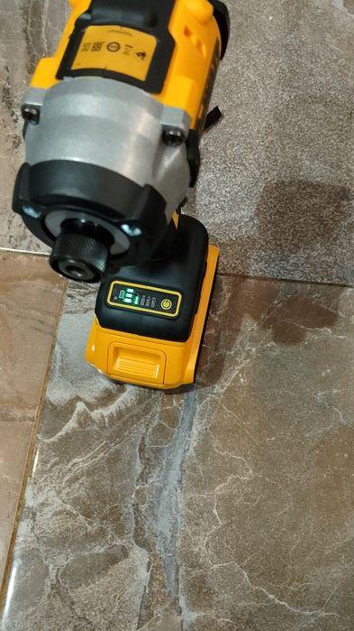Impact Dewalt DCF 860 cu baterie de 6A