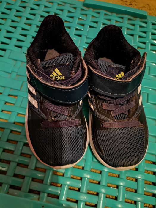 Vând adidași pentru copii
