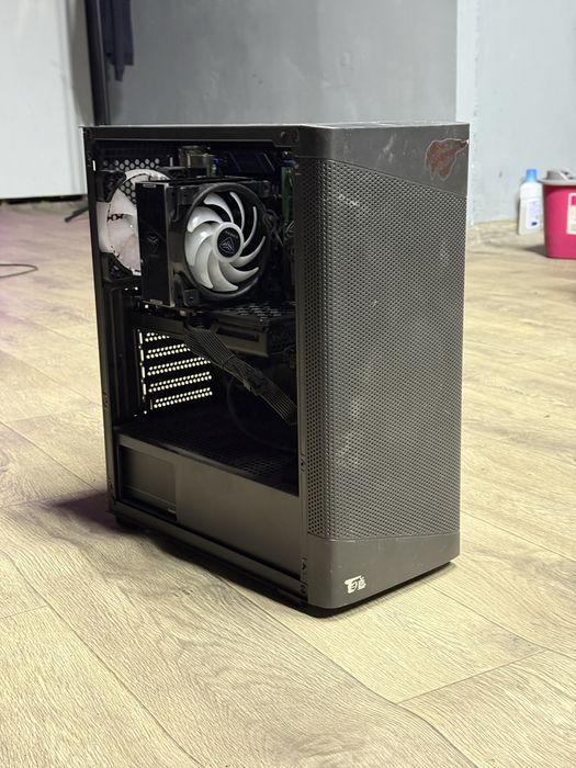 Компьтерный системник и монитор