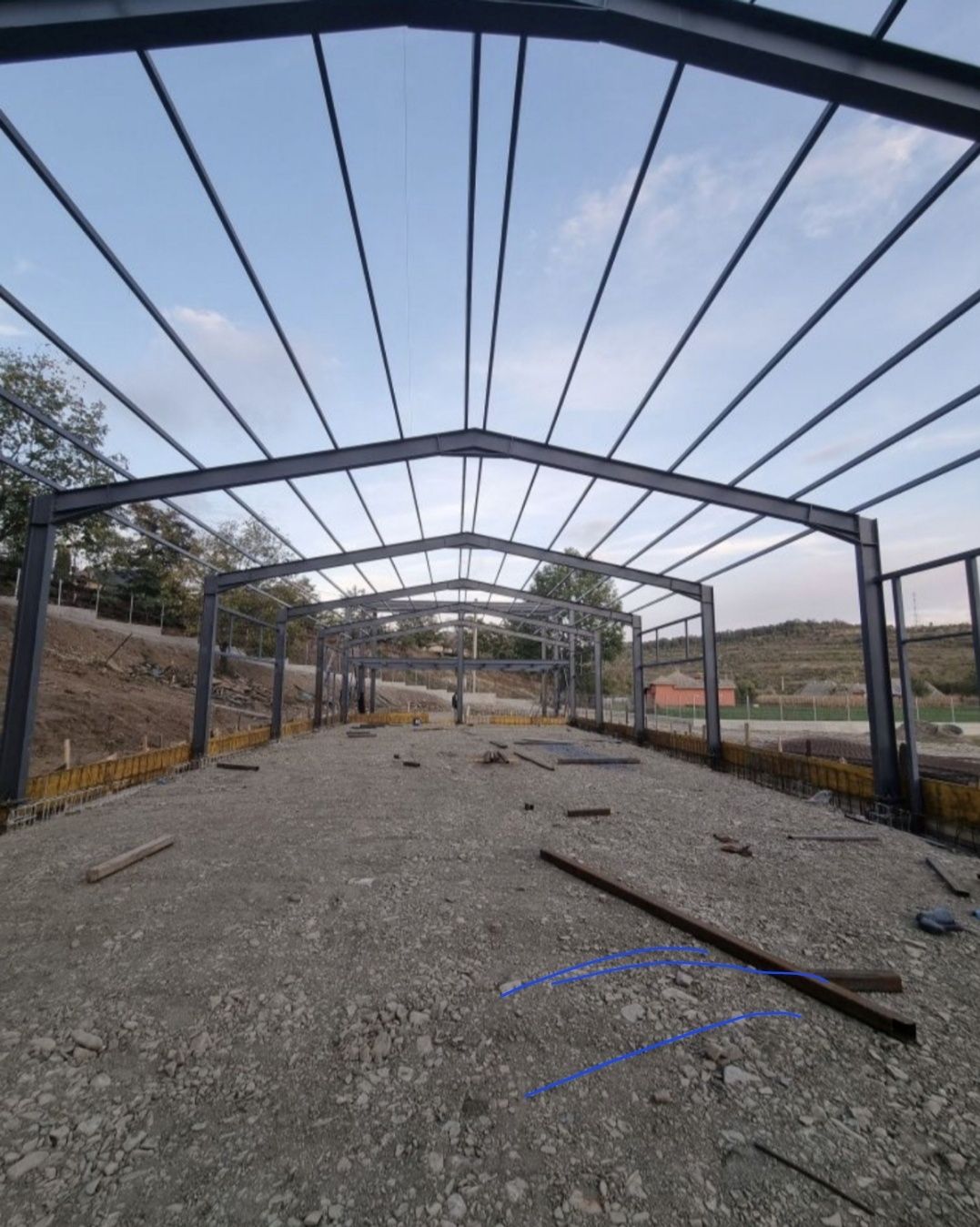 Societatea noastră se ocupa cu vanzarea de hala metalica pe structura