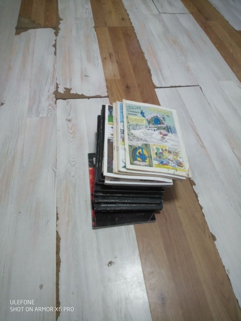 Продава комикс книги