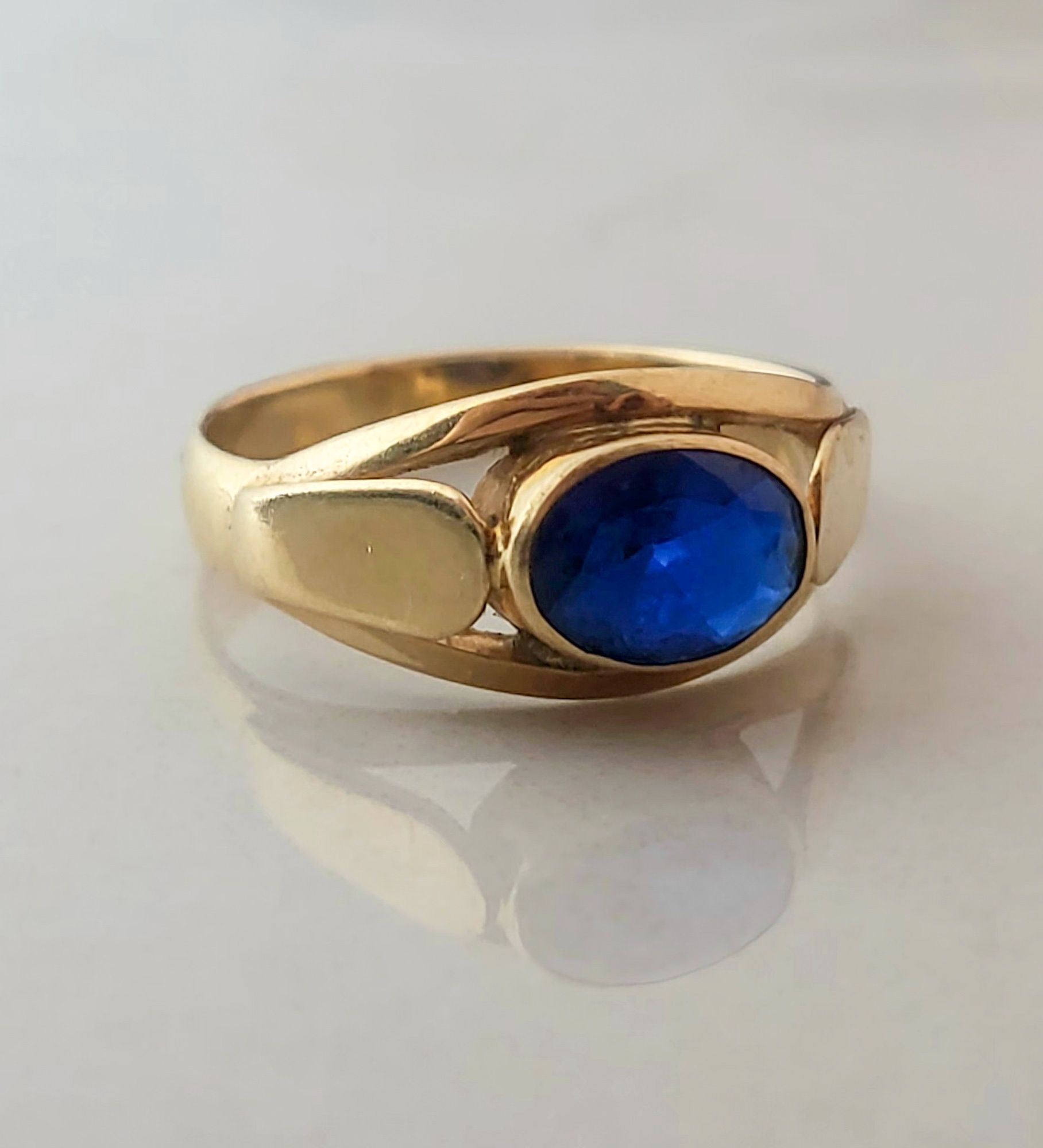 Inel din aur 14K cu safir albastru – mărimea 58, gramaj 3,53 gr