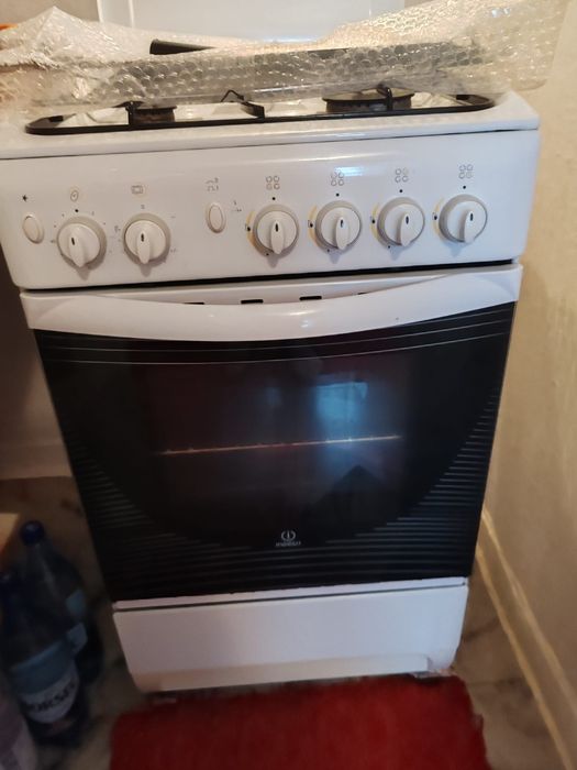 Vând aragaz Indesit