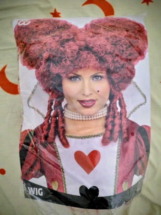Vand peruca si recuzita carnaval
