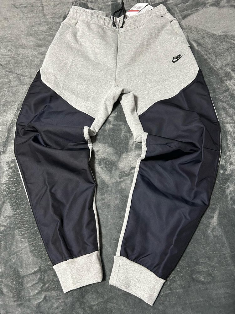 Pantaloni Nike tech