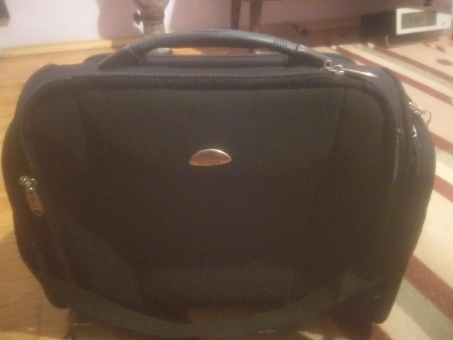 Чанта за лаптоп,документи и място за багаж