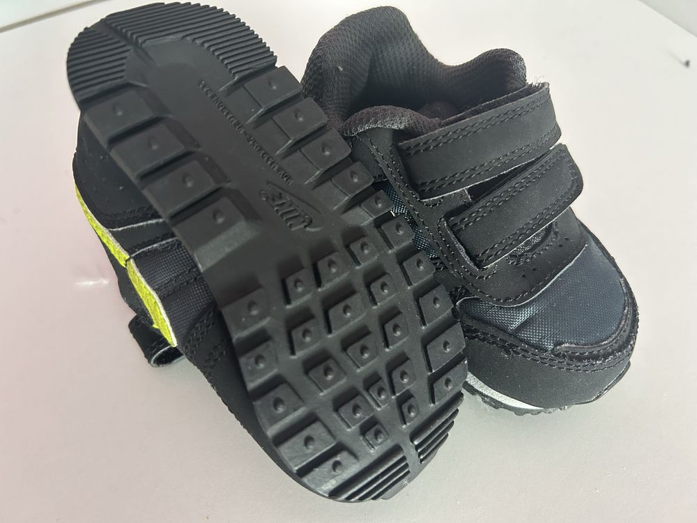 маратонки Nike.
