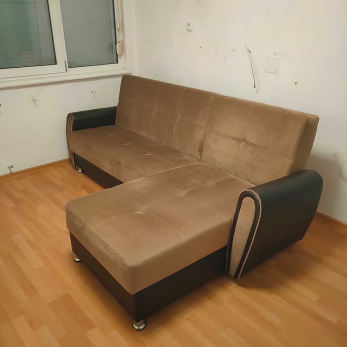 Разтегателен диван с лежанка