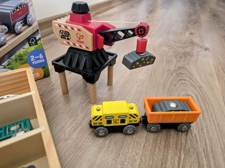 Дървен комплект влакчета и вагони Hape