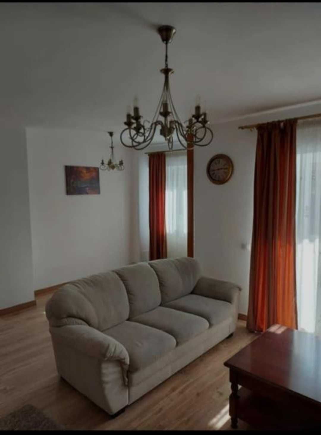 Inchiriez apartament 3camere(100m)-zona centrala 450Euro