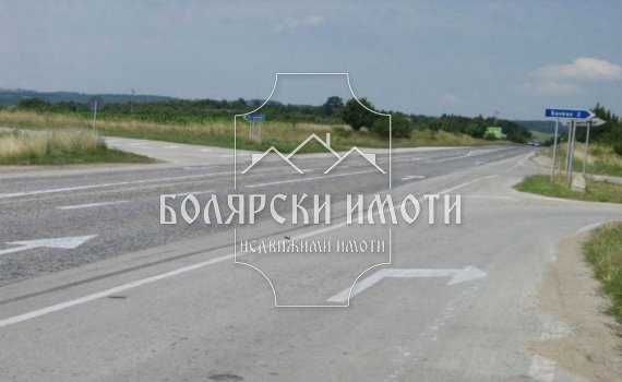 Парцел на главен път
