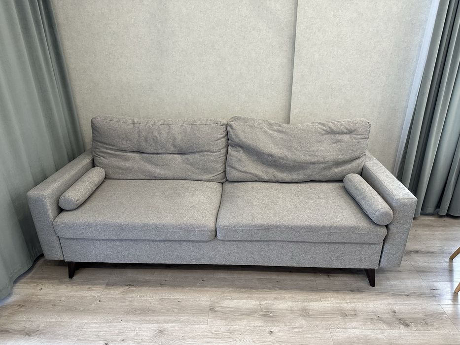 Диван для гостинной в светло-сером цвете