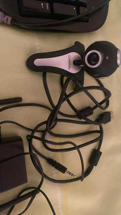 Продавам техника само за 10 лв - Камера Canon, флашка, рутер, charger