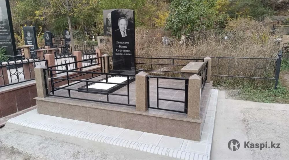 Памятники и благоустроиства могил