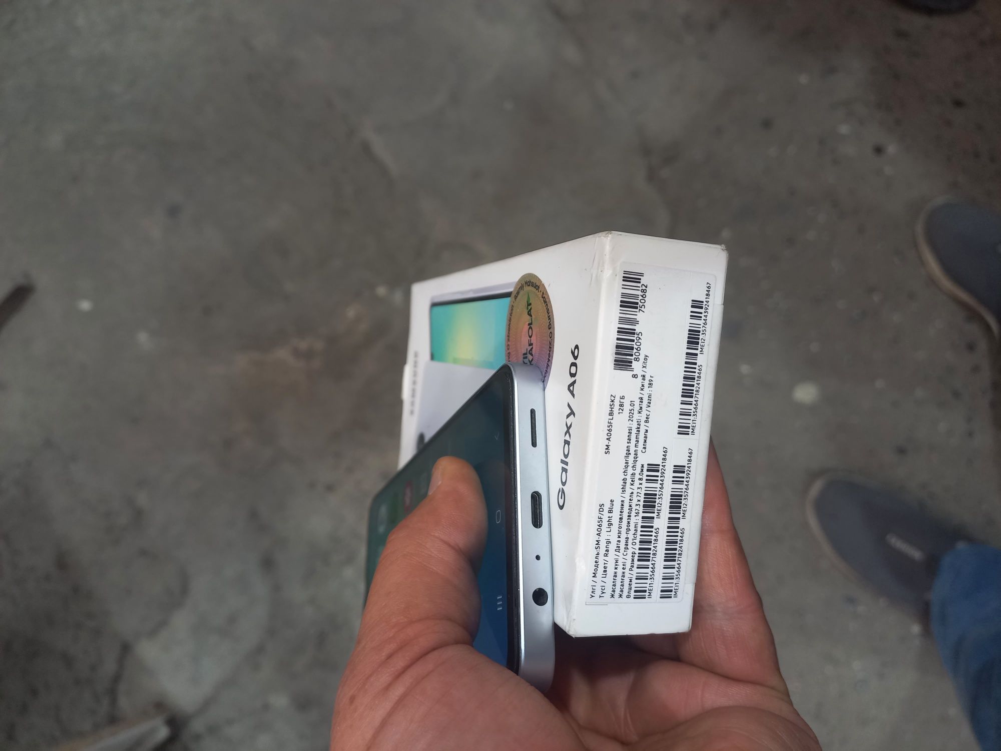 A06 Samsung ideal tiniq 128GB hotirasi 6GB aperativkasi karobka bor.