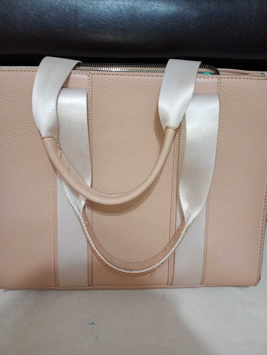 Дамска чанта в бежов цвят