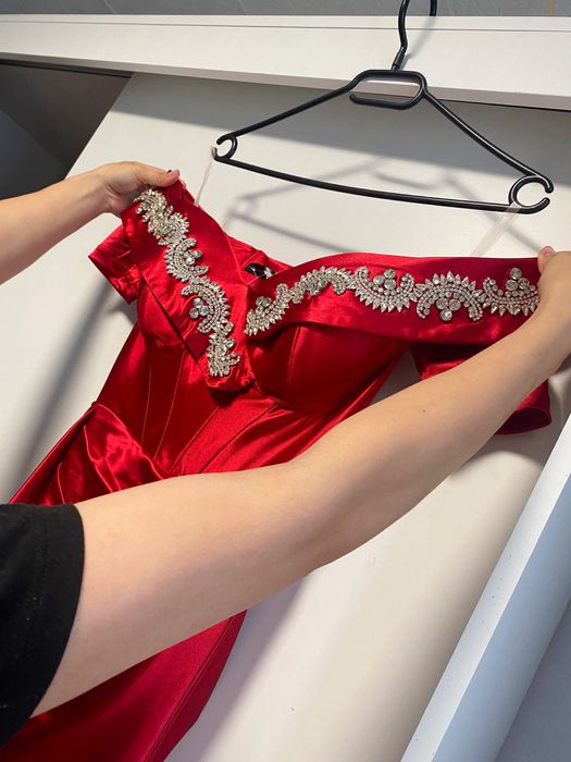 Rochie eleganta cu umerii lasati