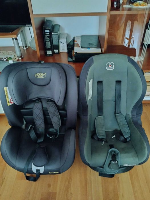 Două scaune de mașină pentru copii