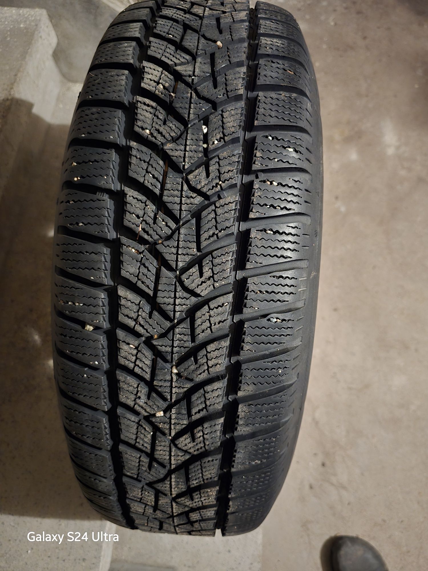 Продавам 4 нови гуми Dunlop winter sport 5 със стар дот монтирани на ж