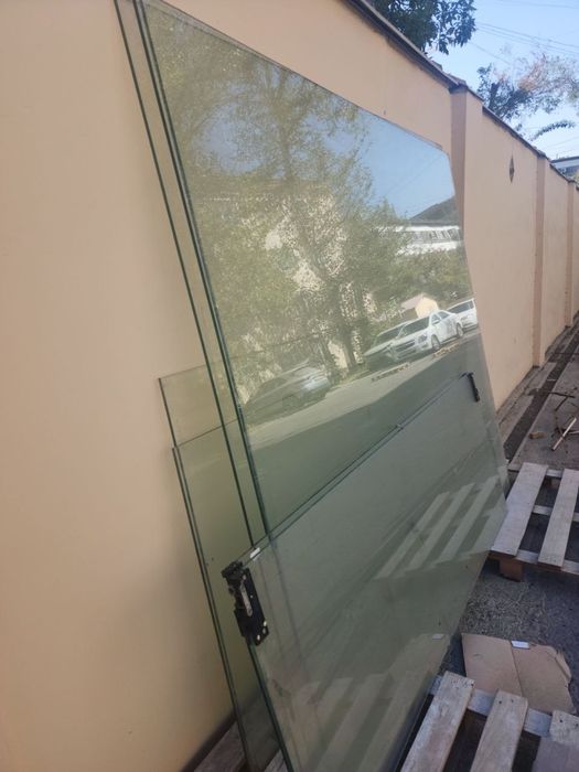 Стекло от ветрины магазина было использованно не много есть в наличи