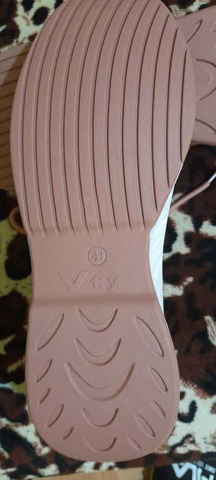 Vând urgent adidași victori marimea 41 noi.