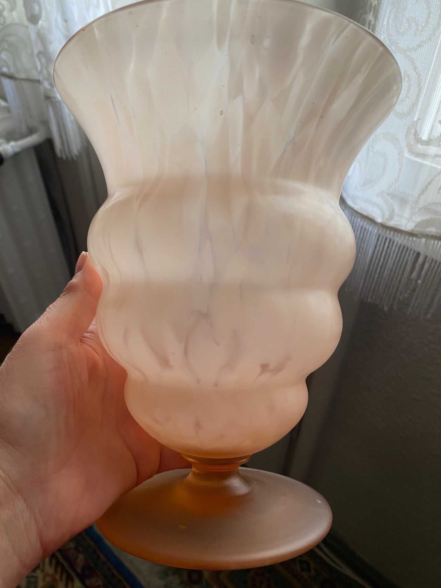 Vază din sticlă mată