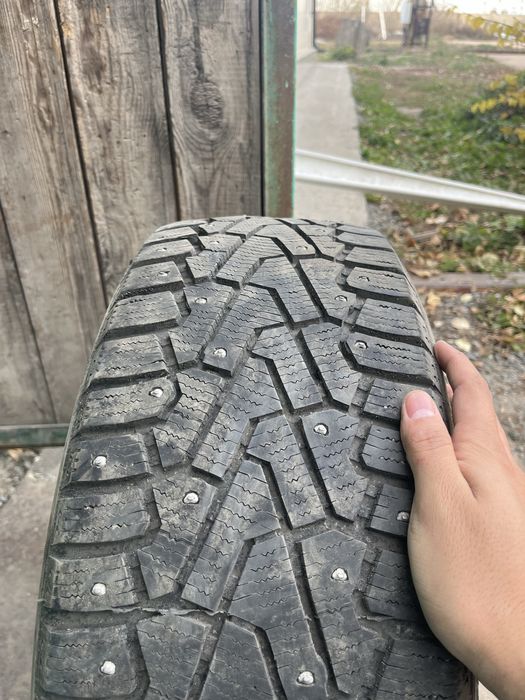 Продам зимние шины Pirelli 215/55/17 в отличном состоянии