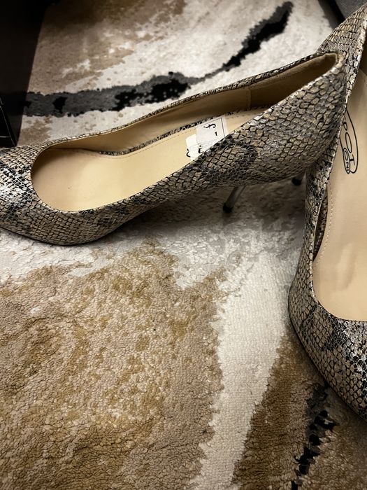 Pantofi cu toc noi cu eticheta