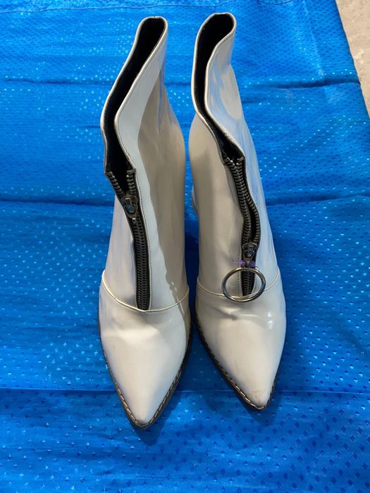 Qishki oq tufli jenskiy