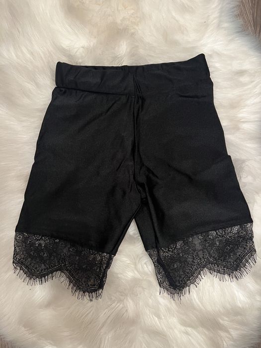 Pantaloni trei sfert cu dantela