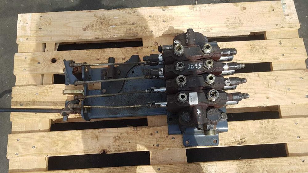 Distribuitor hidraulic Husco pentru buldoexcavator JCB