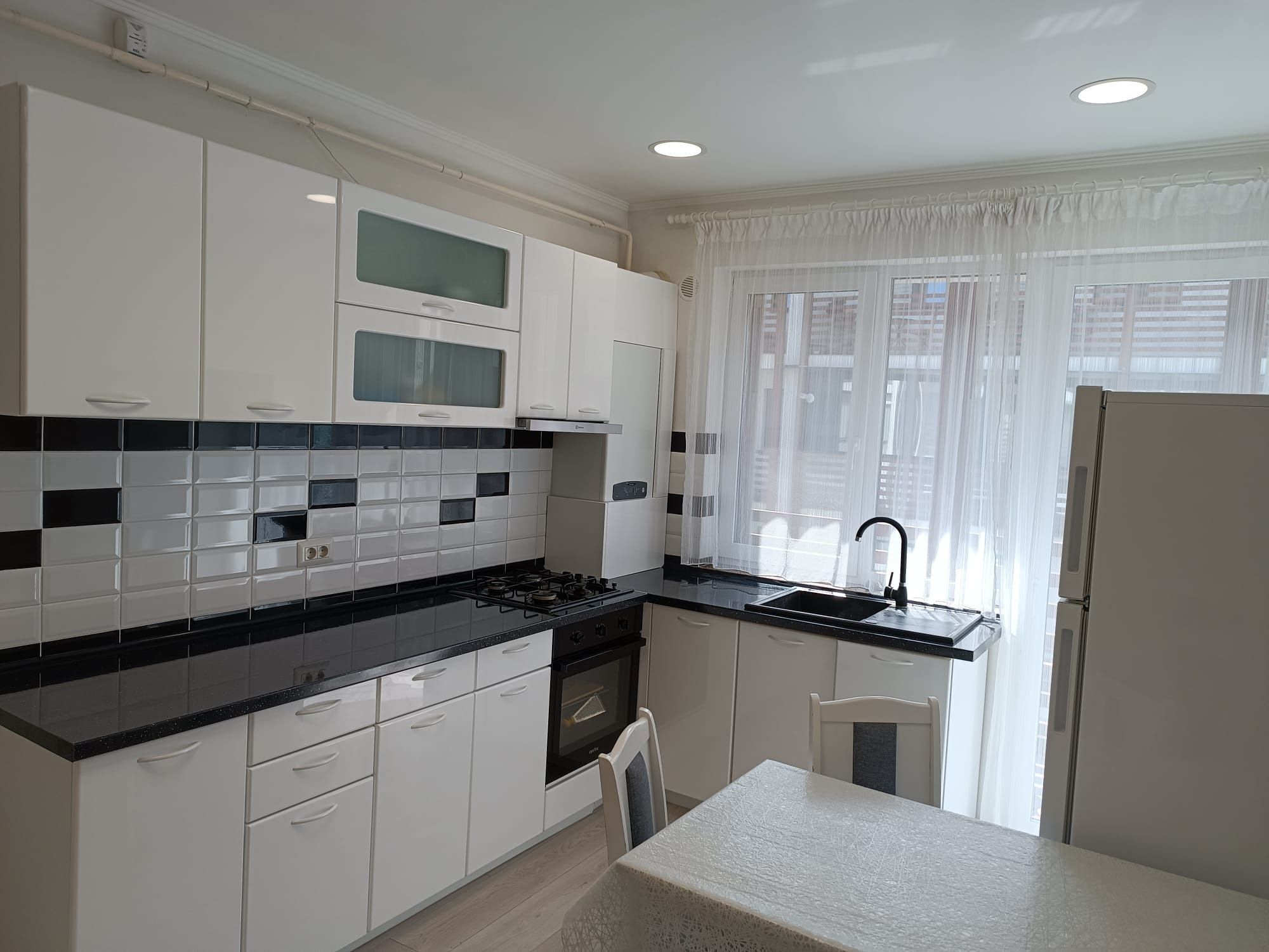 Vând apartament 2 camere in bloc NOU complet mobilat și utilat