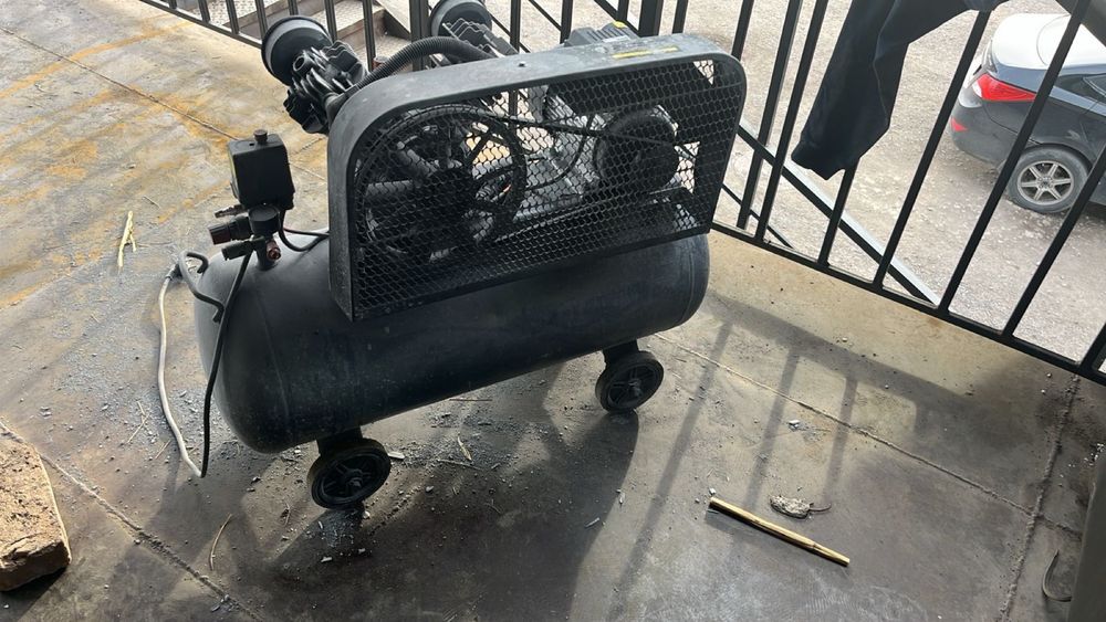 Компрессор воздушный маслянный в хорошем состяни рабочий