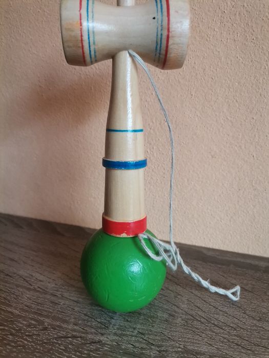 Vând kendama sau schimb