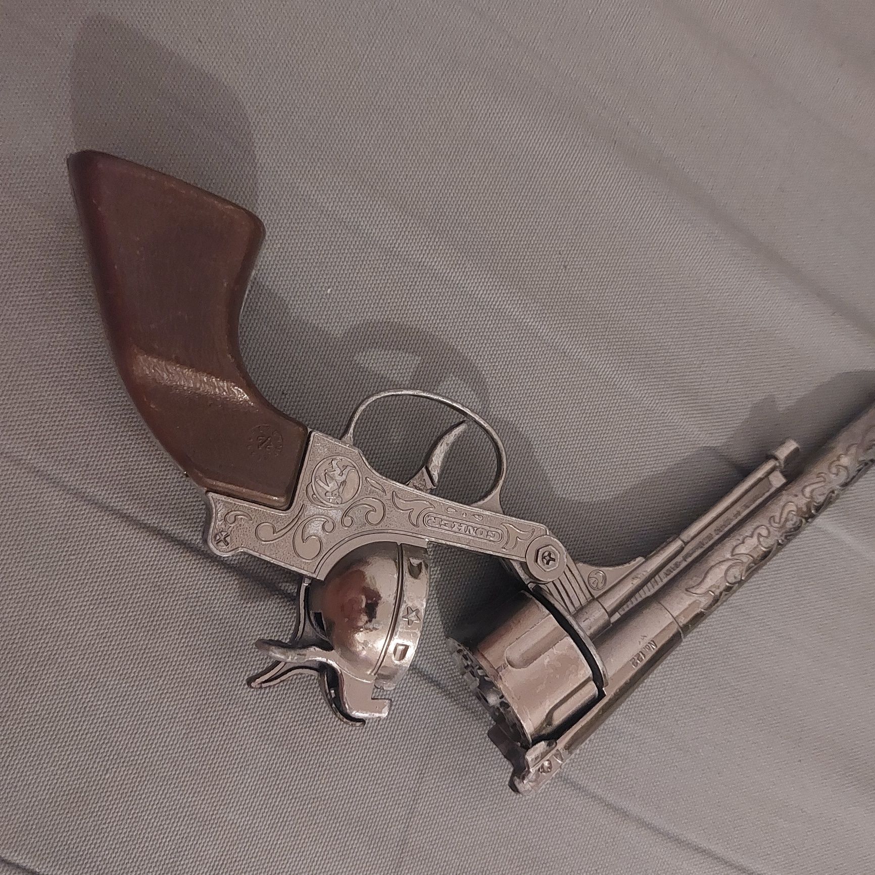 Revolver metalic cu capse