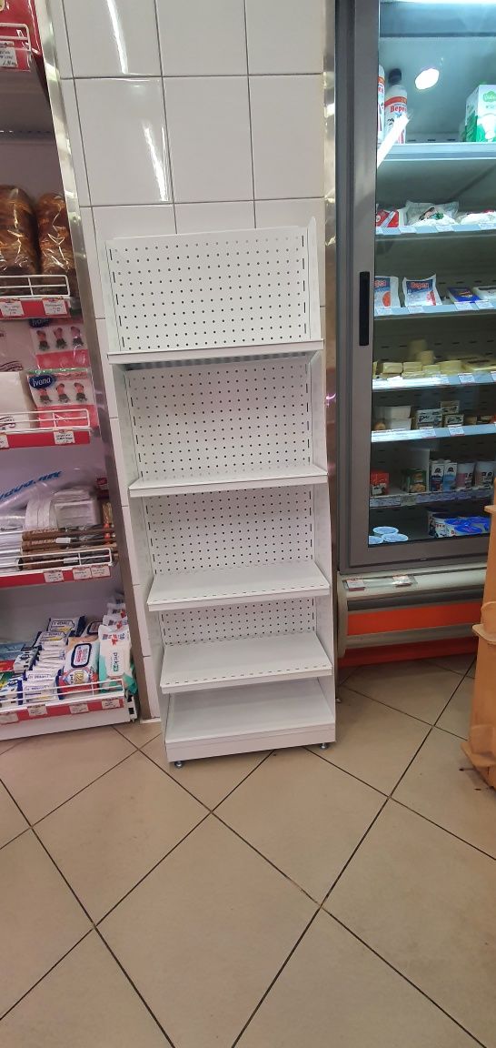 Рекламен стелаж в комбинация с перфориран гръб и рафтове