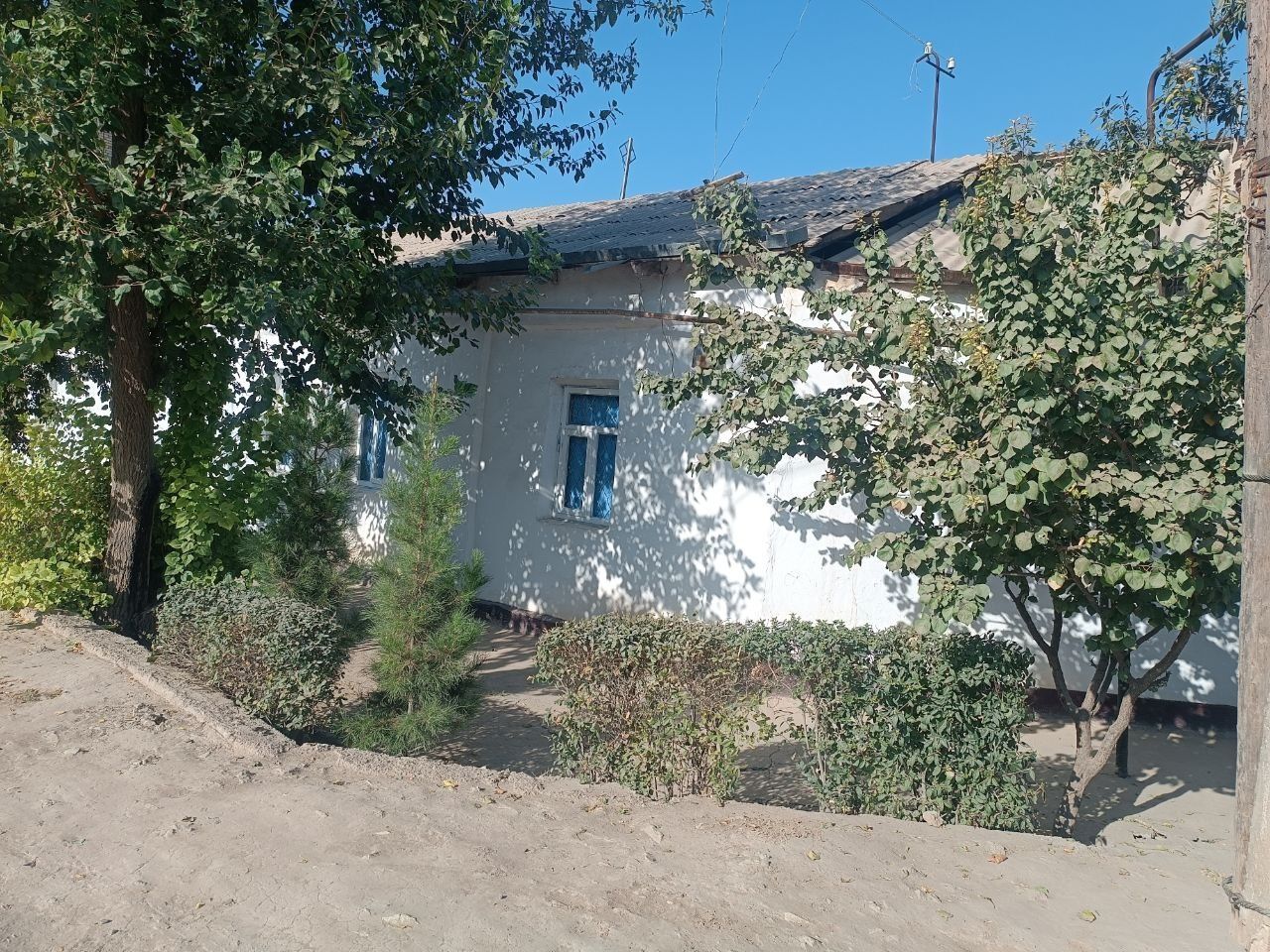 6 xonali xovli sotiladi